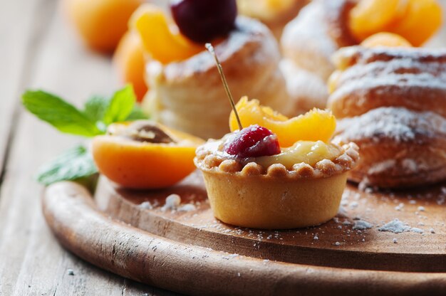 Tartas dulces con cerezas y albaricoque