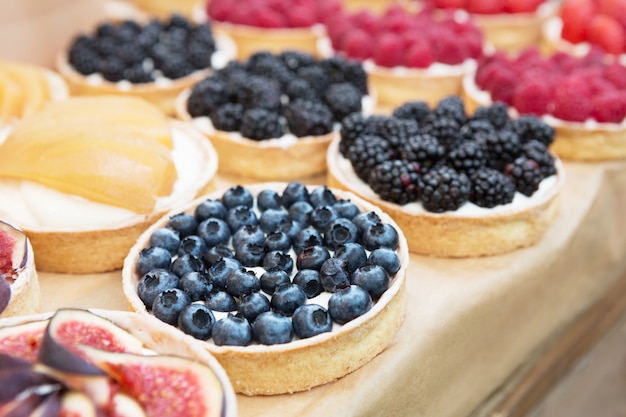 Tartas de frutas y bayas en los estantes