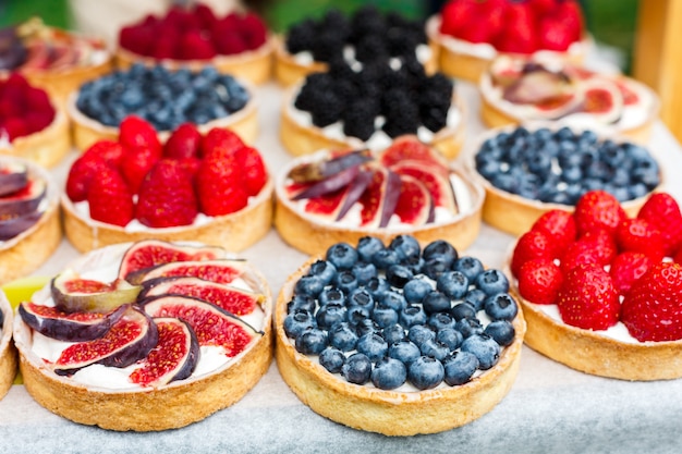 Tartas de frutas y bayas en una mesa