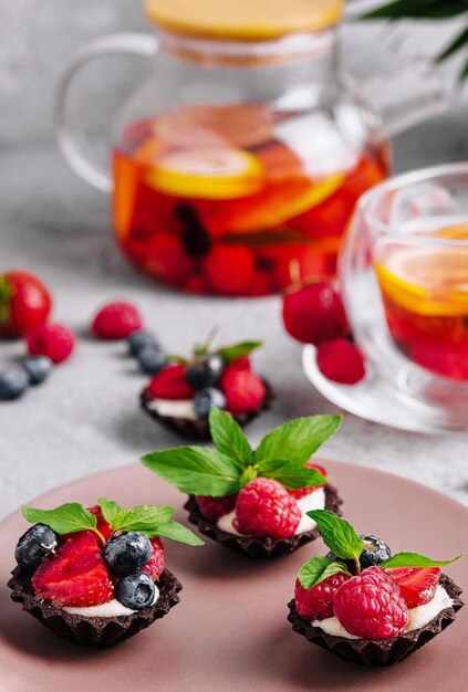 Tartas de ganache de chocolate con bayas frescas