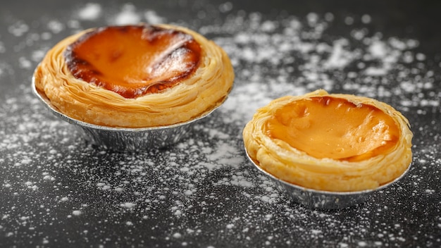 Tartas de huevo dulce con primer plano en polvo