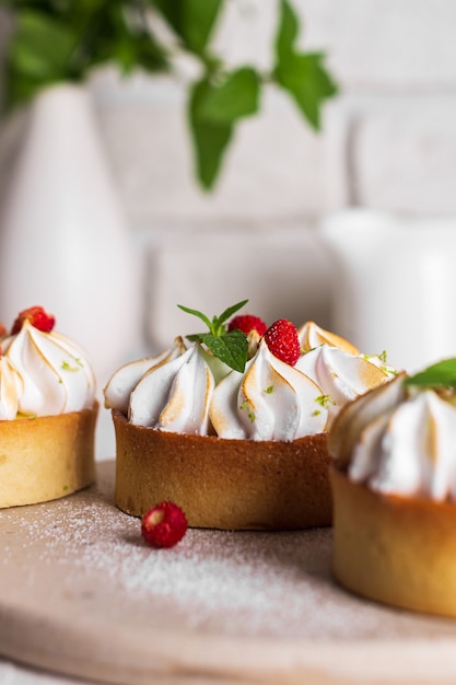 Tartas de limón con merengue sobre una mesa blanca