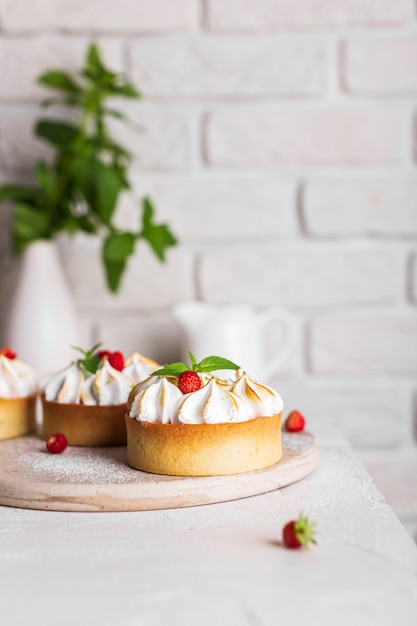 Tartas de limón con merengue sobre una mesa blanca