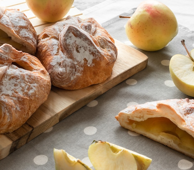 Tartas de manzana con azúcar en polvo y manzanas