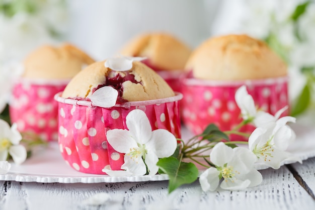 Tartas de manzana caseras decoradas flor de manzana en escritorio de madera blanca