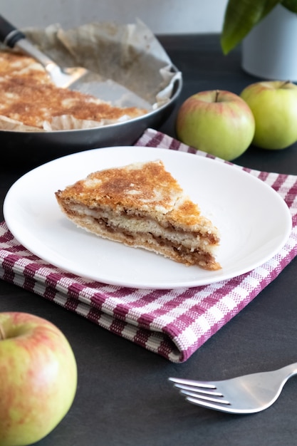 Foto tartas de manzana caseras sobre fondo oscuro. postre de otoño.