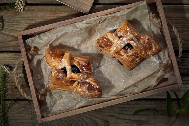 Tartas con mermelada en una mesa de madera