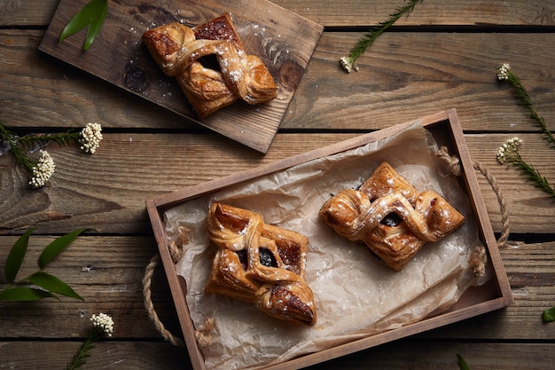 Tartas con mermelada en una mesa de madera