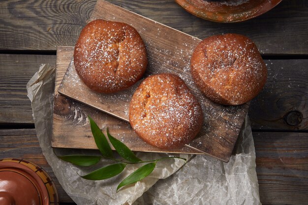 Tartas con mermelada en una mesa de madera