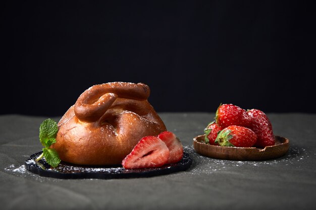 Tartas con mermelada en la mesa