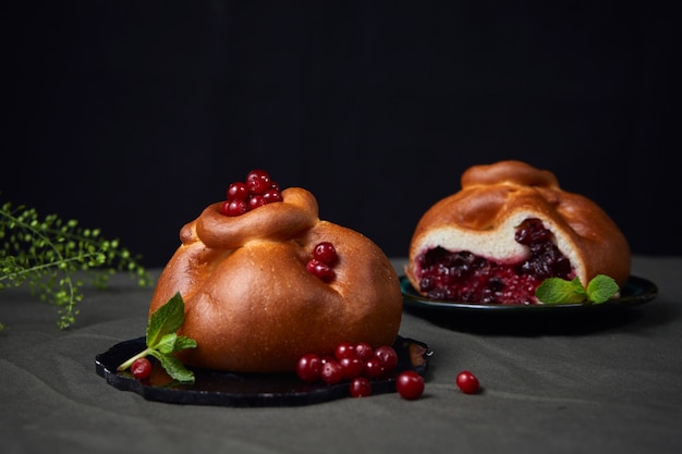 Tartas con mermelada en la mesa