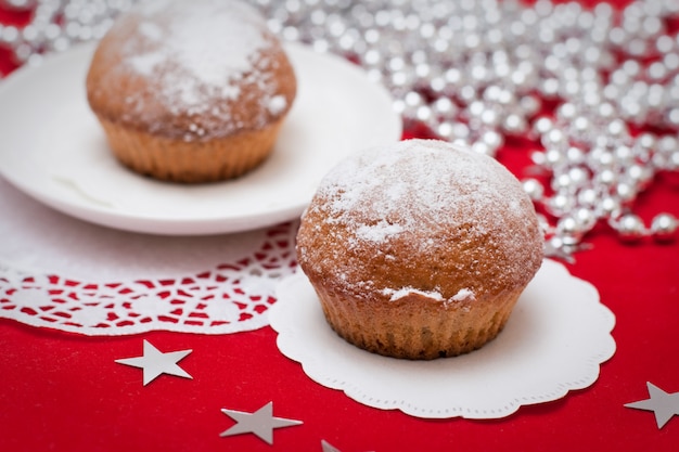 Tartas de Navidad en mesa roja