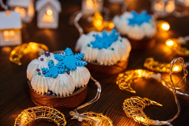 Tartas navideñas con tartaleta de arena de chocolate, compota de cerezas, ganache de vainilla con guirnaldas resplandecientes