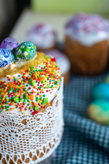 Tartas de Pascua con topping de colores Tarta de Pascua con glaseado y decoración