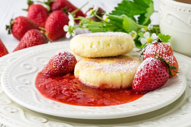 Tartas de queso con bayas y crema agria.