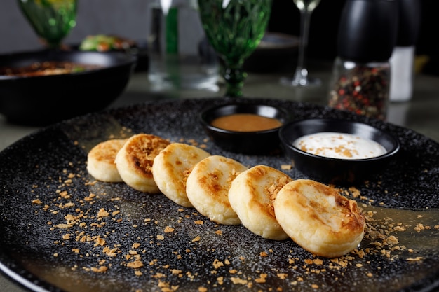 Tartas de queso con crema agria y caramelo salado