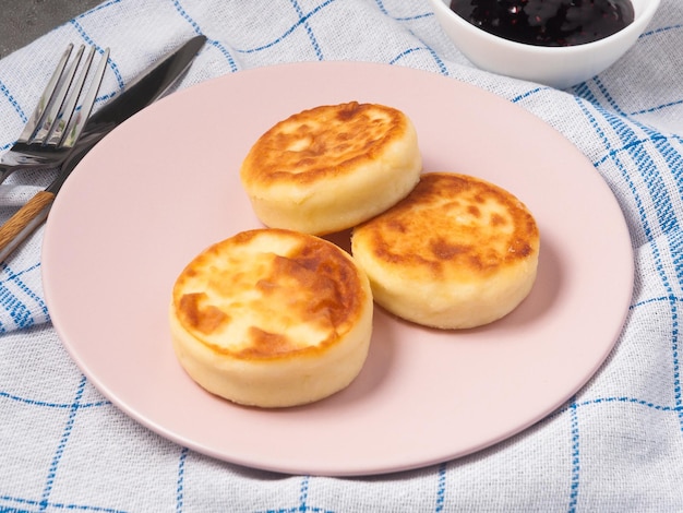 Tartas de queso cuajada en un plato rosa en un café