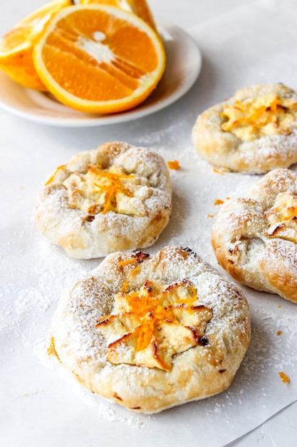 Tartas de queso con requesón espolvoreado con virutas de naranja