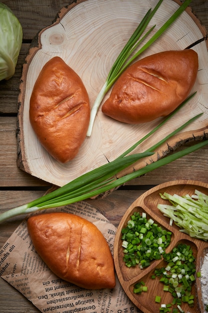 Tartas rellenas en placa de madera