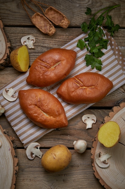 Tartas rellenas en placa de madera