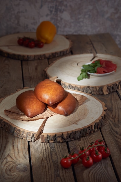 Tartas rellenas en placa de madera