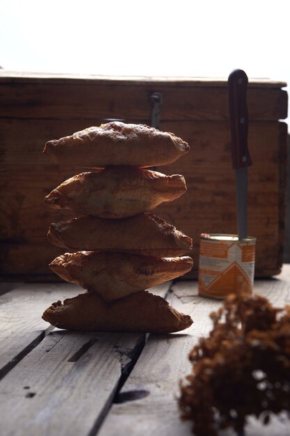 Tartas rellenas en placa de madera