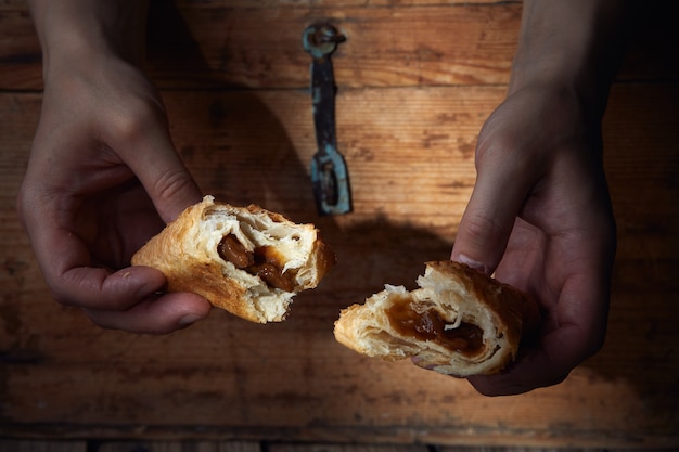 Tartas rellenas en placa de madera