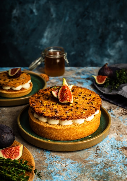 Tarte auf Sandboden mit frischen Feigen, Mandeln und knuspriger Waffel mit Mandeln und Kakaopulver. Frisches selbst gemachtes Frucht-Törtchen mit Beeren