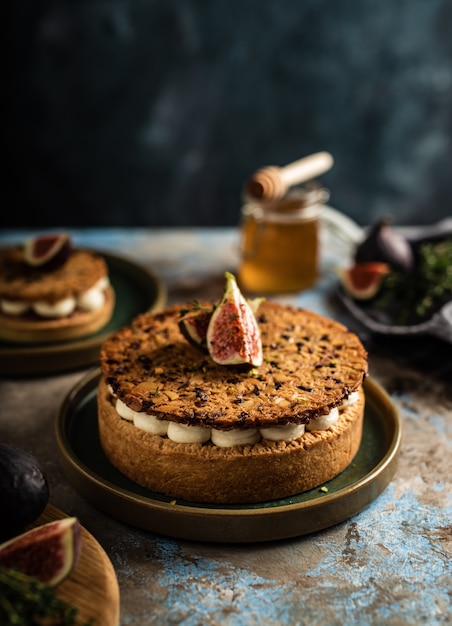 Tarte auf Sandboden mit frischen Feigen, Mandeln und knuspriger Waffel mit Mandeln und Kakaopulver. Frisches selbst gemachtes Frucht-Törtchen mit Beeren