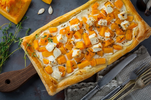 Tarte com abóbora, queijo feta, ricota e tomilho