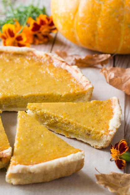 Tarte de abóbora na mesa de madeira