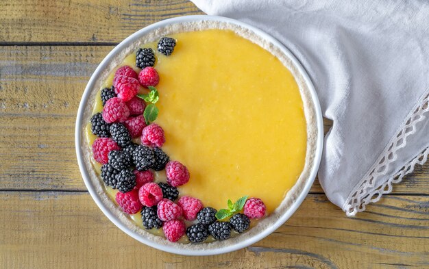 Tarte de coalhada de limão com frutas frescas