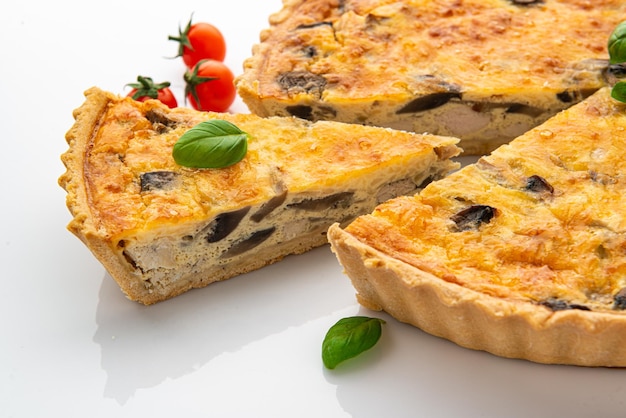 Tarte de cogumelos com queijo e cogumelos selvagens Quiche de cogumelos Comida saudável