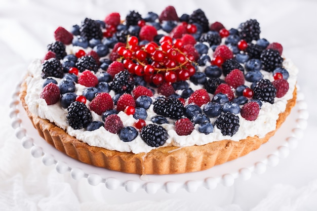 Tarte mit Beeren und Schlagsahne.