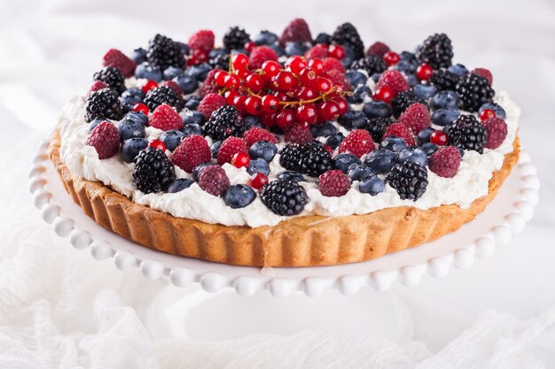 Tarte mit Beeren und Schlagsahne.