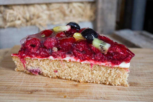 Tarte mit roten Früchten wie Himbeeren, Erdbeeren, Brombeeren oder Heidelbeeren.