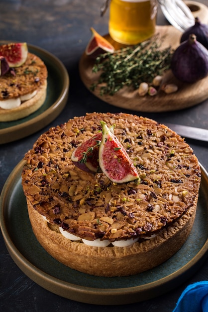 Tarte na base de areia com figos frescos, amêndoas e waffle crocante com amêndoas e cacau em pó. torta de frutas caseiras com bagas