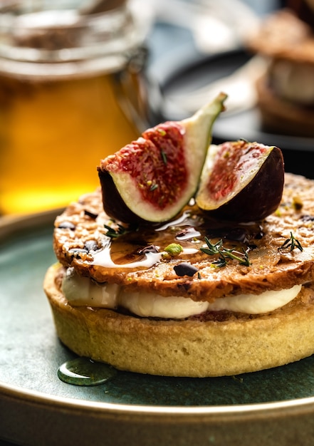 Tarte sobre base de arena con higos frescos, almendras y gofres crujientes con almendras y cacao en polvo. Tarta de frutas caseras frescas con bayas