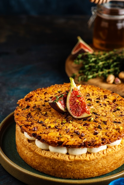 Tarte sobre base de arena con higos frescos, almendras y gofres crujientes con almendras y cacao en polvo. Tarta de frutas caseras frescas con bayas