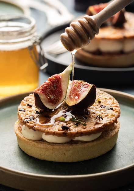 Tarte sobre base de arena con higos frescos, almendras y gofres crujientes con almendras y cacao en polvo. Tarta de frutas caseras frescas con bayas