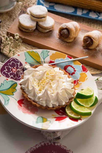 Tartelete de torta de limão Sobremesas peruanas variadas peru comida doce mesa de bufê brunch