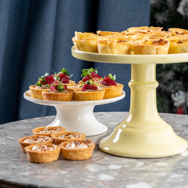 Tarteletes recheadas com fígado de bacalhau, caviar de bacalhau e microgreens Aperitivo tradicional em porções frias em cesto de pastelaria