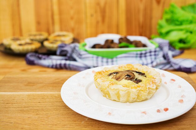 Tartes com champignons em fundo de madeira