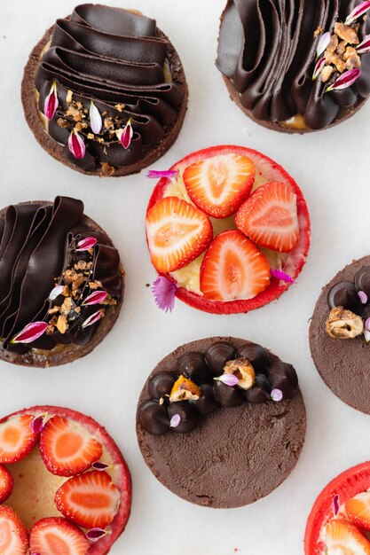 Tartes de morango e tartinhas de chocolate decoradas com ganache de chocolate escuro