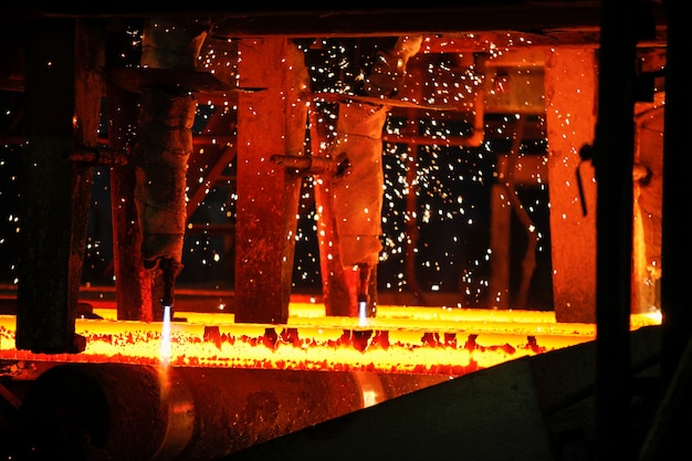 Foto tarugos de aço no corte da tocha em planta metalúrgica.