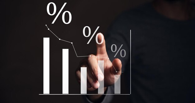 Tasa de interés y concepto de dividendo Businessman está calculando