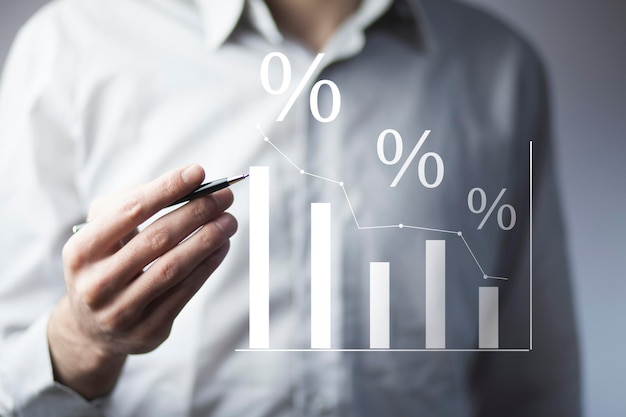 Tasa de interés y concepto de dividendo Businessman está calculando