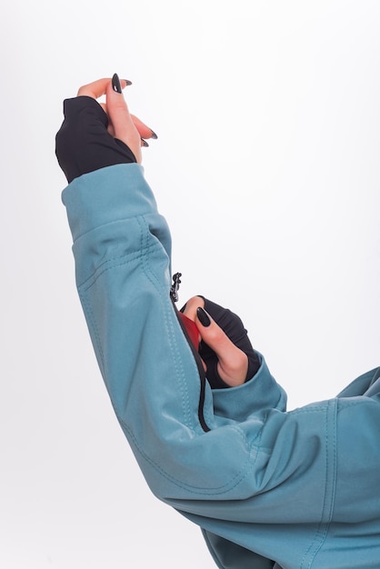 Tasche am Arm Hoodie für Skipasskarten, Nahaufnahme auf Weiß.