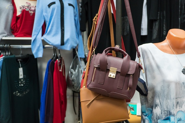 Tasche im Damenbekleidungsgeschäft. Nahaufnahme