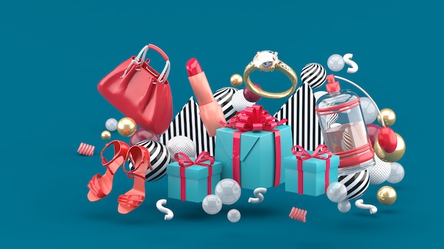 Tasche, Lippenstift, High Heels, Ringe, Parfüm und Geschenkboxen inmitten bunter Kugeln auf Grün. 3D-Rendering.